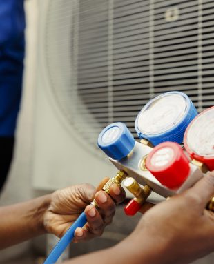 Eletricista em Paulínia realizando manutenção elétrica